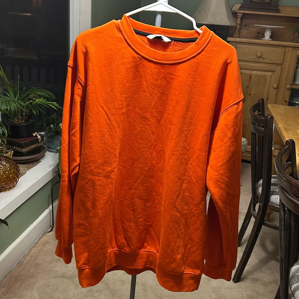 M10.   Orange sweatshirt XL